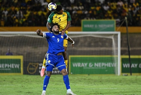 藍衫的庫拉索守和牙買加。©AFP