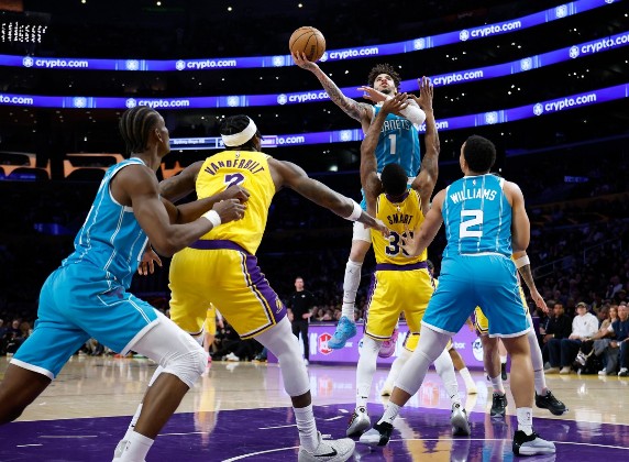 湖人被「蜂」螫 勇士反拆「紐」