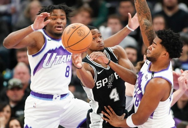 霍斯末節上身 馬刺打爆爵士