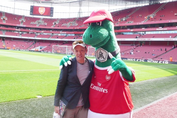 何輝：北倫敦打吡入球多定黃牌多？