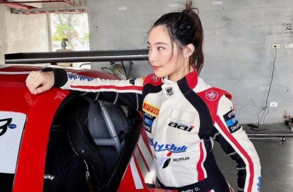 香車配美人。