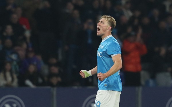 海倫擁抱「渣古」：我倆關係良好