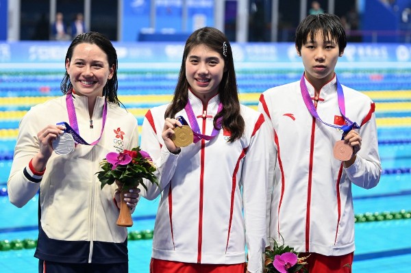 何詩蓓（左）女子50自決賽最終敗予中國王牌張雨霏（中），收穫銀牌。©AFP