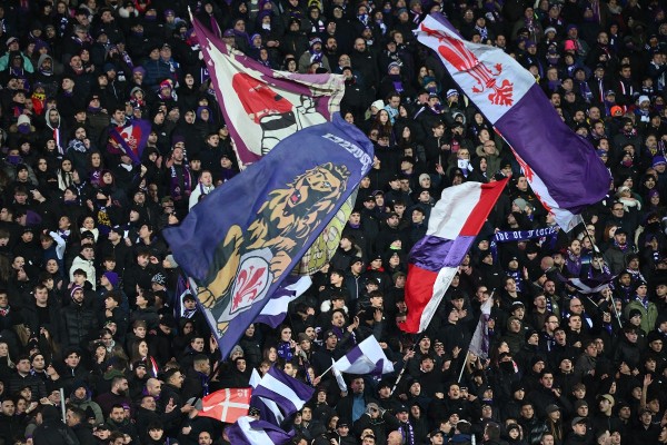 不滿成績差勁 費倫球迷無聲抗議