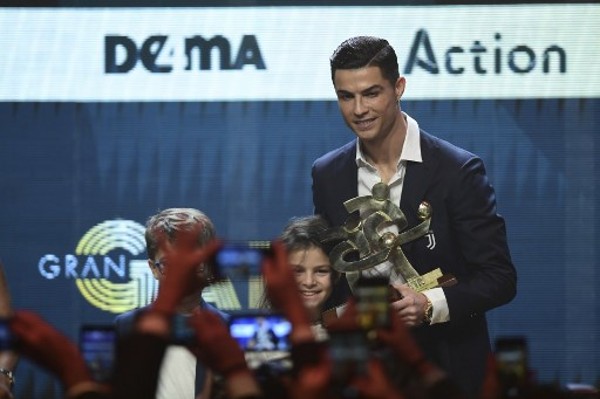 C朗於意大利足球頒獎晚會取得兩獎。©AFP