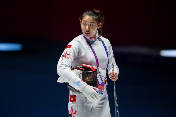 女重佘繕妡小組全勝晉級 女花鄭曉為一劍險勝闖正賽