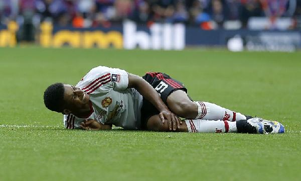 福仔在英足盃決賽被侵犯後一度倒地抱膝，幸傷勢無礙。©AFP