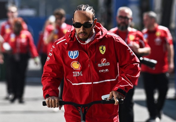 黑帝巴西站戴特別頭盔紀念冼拿