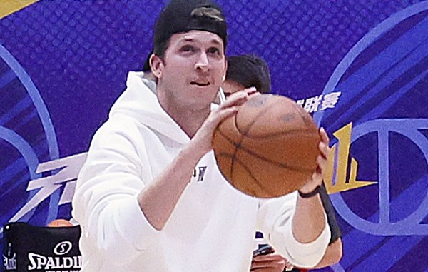 NBA球星里夫斯客串店長　盼助湖人奪總冠軍