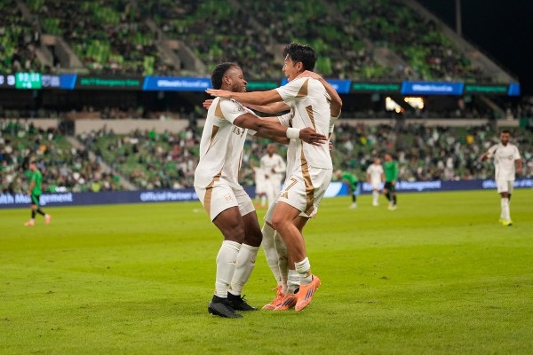 孫興慜與隊友慶祝。©AFP