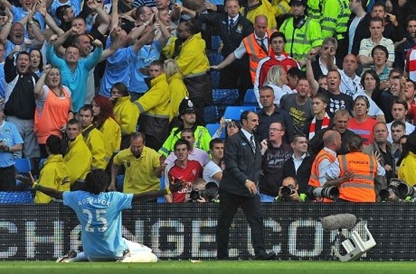 艾迪巴約狂奔至阿仙奴球迷面前鏟草慶祝。©AFP