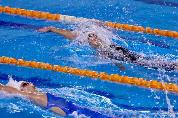 歐鎧淳（上）在女子100米背泳擊敗張心悅（下）奪冠。@Now Sports
