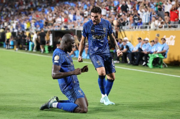 左手交右手？希拉爾股權變更