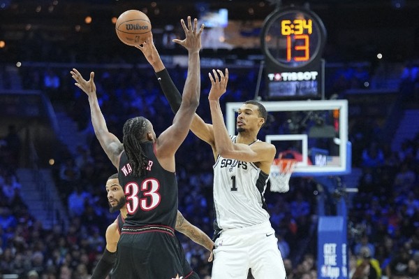 轟18個3分波 馬刺大炒76人40分