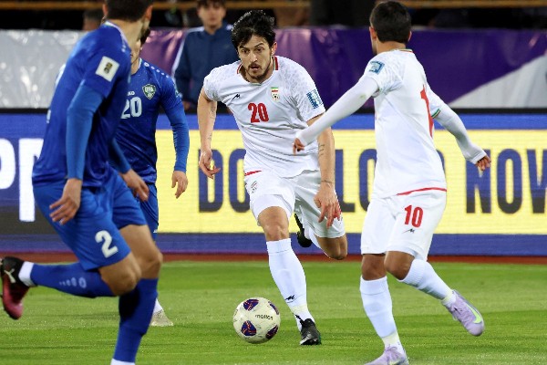 與阿聯酋酋長握手 艾斯蒙傳被伊朗逐出隊