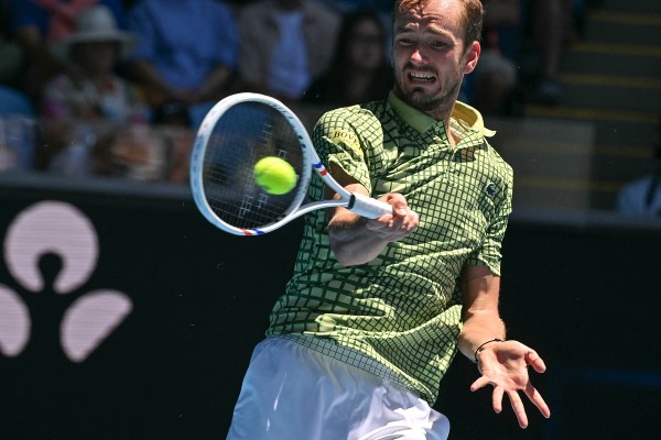 麥維迪夫激戰5盤反勝 艾卡拿斯輕鬆過關