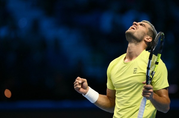 艾卡拿斯下仗贏即鎖定年終世一