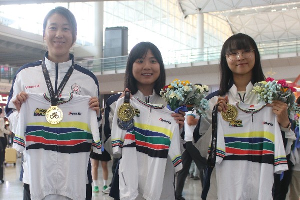 楊倩玉金牌寫港隊句號 李思穎相冊贈別