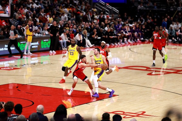 火箭尾段冇油 湖人6連勝坐穩「西3」