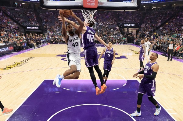 轟25球三分隊史最佳 馬刺28分炒帝王