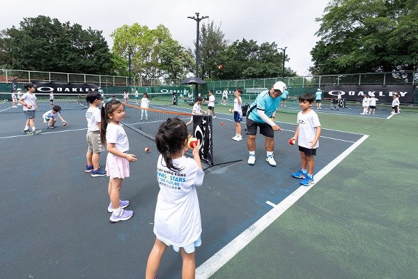 小朋友在潛能挑戰日初嘗網球樂。體育總會