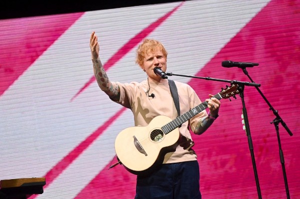 Ed Sheeran池畔演唱打氣 英軍冇feel？