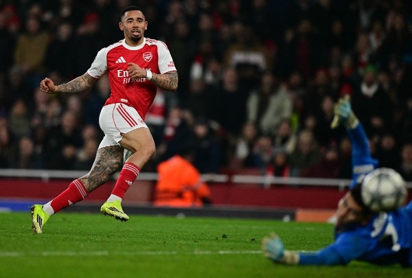 再鬥前冠軍 阿仙奴憑死球拔「根」