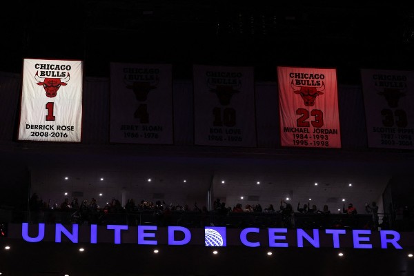 路斯公牛戰衣榮休 MJ拍片致敬