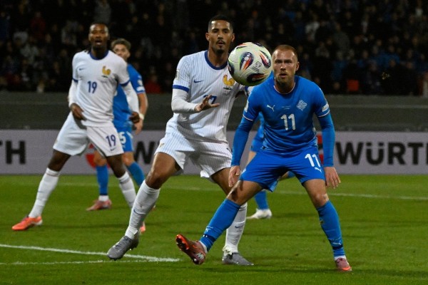 法國（白衫）與冰島打成2:2平手。©AFP