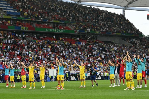 烏克蘭球員完場後向球迷示意。©AFP