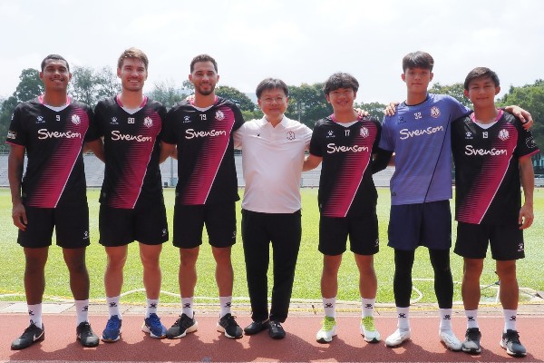 主席陳文俊(中)與新兵舒拉普(左起)、梅里路、艾文奴、趙聡悟(右起)、許栢瑋及梁高銘亮相。球會官網圖片