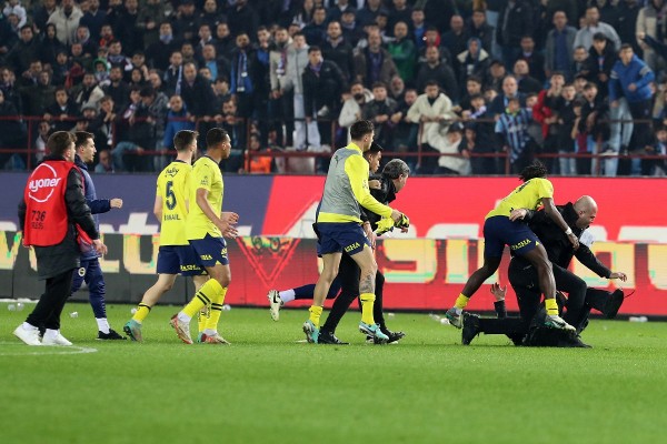費倫巴治球員與對方球迷起衝突。©AFP