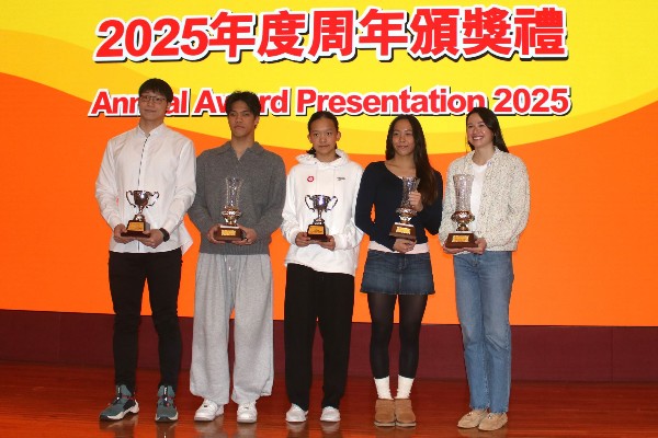 何詩蓓何甄陶蟬聯教練會最佳 文薈喬升讀游泳名校密歇根