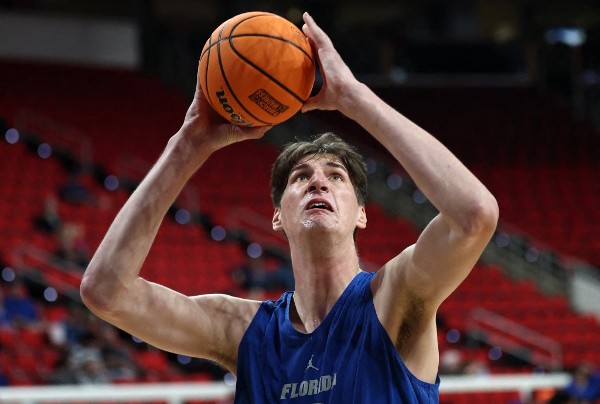 身高7呎9吋的里奧斯於美國大學籃球亮相。©AFP