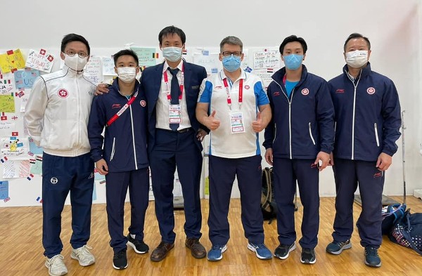 石偉雄(右二)揚言會盡快回復狀態,再次使用「李世光跳」征戰賽場。