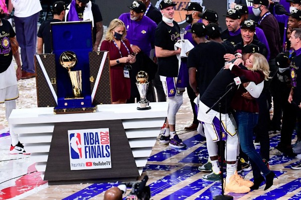 珍妮畢絲盼LBJ在湖人退役