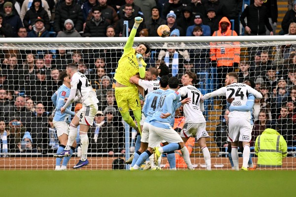 查福特正選守「城」擋槍手