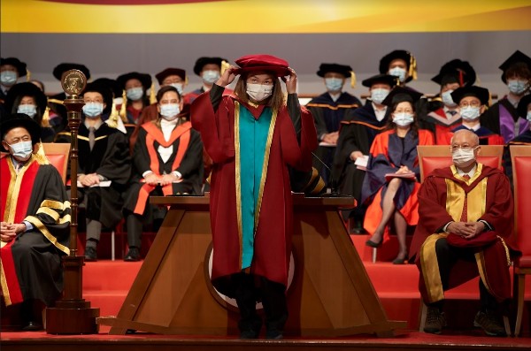 李慧詩繼兩年前獲教大頒授榮譽院士後，今再獲樹仁大學頒榮譽博士學位。