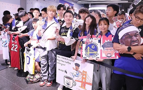 數百球迷守候偶像。@Now Sports
