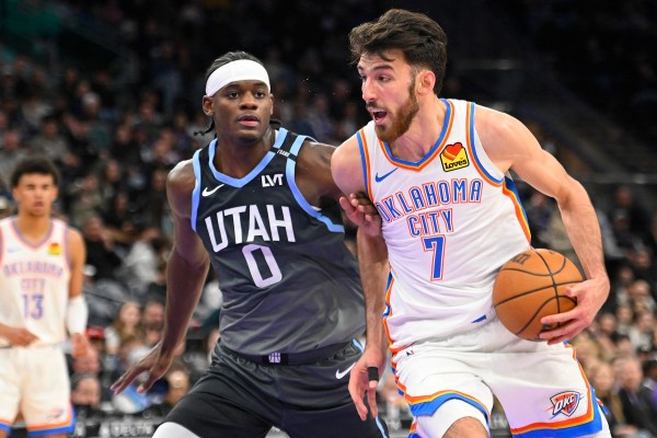 賀姆格倫半場時與表演者Red Panda擊掌。©AFP