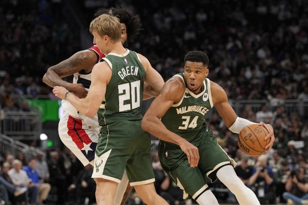 字母哥見隊友講解其在公鹿心態。©AFP