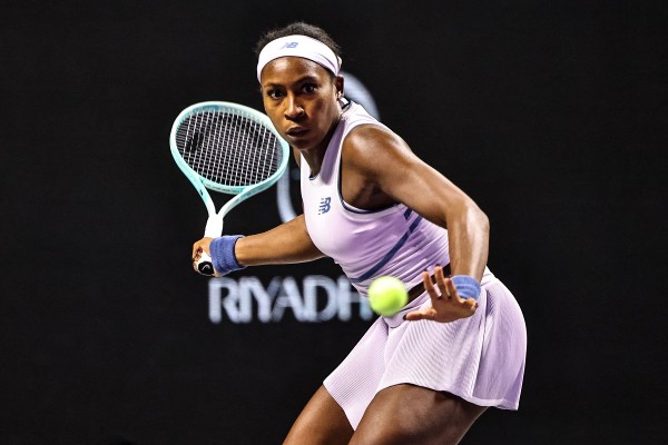 年終賽出師不利 嘉奧芙獲柏高娜護航