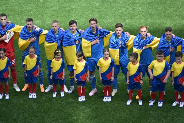烏克蘭球員賽前披上國旗。©AFP