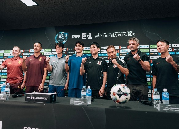李家豪及韋斯活代表港隊出席賽前記招HKFA