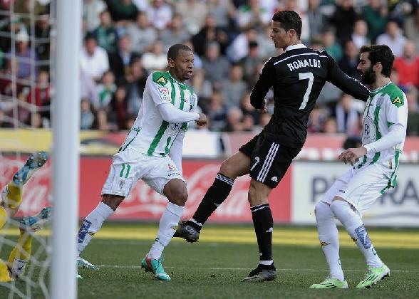 C朗在比賽中踢對手艾迪馬被罰離場。©AFP