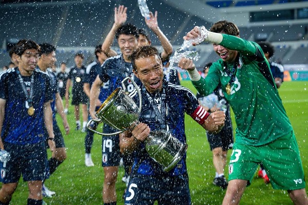 長友佑都以隊長身份帶領日本衛冕後,被隊友淋水慶祝。官方圖片