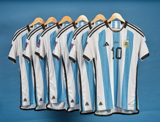 美斯卡塔爾世盃期間曾穿的6件球衣拿出來拍賣。©AFP