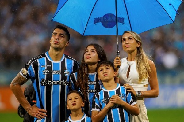 阿蘇與家人一起向球迷道別。©AFP