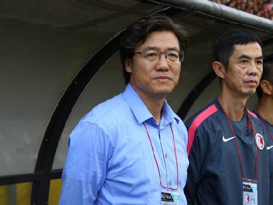 金判坤踢完元老賽後，再在尾場執教香港隊。@Now Sports