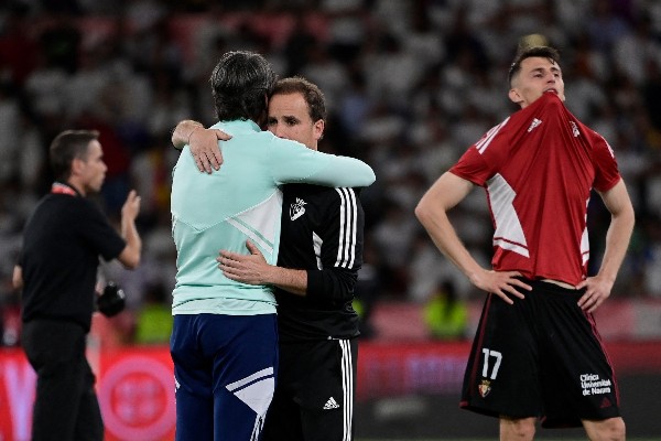 阿拉沙迪在去屆國王盃決賽飲恨後安慰球員。©AFP